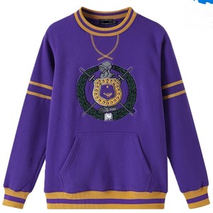 Sudadera unisex morada con cuello redondo y rayas doradas, manga larga, informal, 100% algodón, para universidades y colegios. - Product Image 2