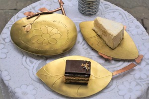 Assiette en feuille d'or de qualité supérieure pour servir des desserts, vaisselle élégante pour une présentation raffinée et pour le service des invités, provenant d'Inde. - Product Image 5