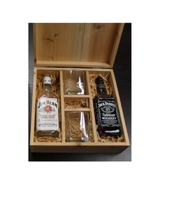 Elegante Soporte de Madera para Botellas, Exhibidor de Vino para Encimera, Soporte Rústico Hecho a Mano, Regalo Perfecto para Amantes del Vino - Product Image 1