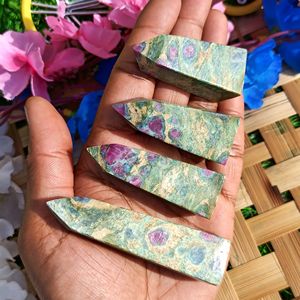 Obelisco de Fuchsite con Rubí Natural, Torre de Cristal, Piedra Curativa para Reiki, Meditación, Decoración Energética, Escultura Chakralume Hecha a Mano - Product Image 5