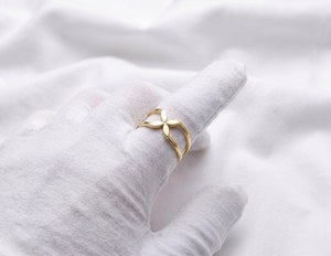 Bague trèfle à quatre feuilles plaquée or 18 carats, minimaliste, en forme de feuille d'or, bande ouverte, délicate, motif fleur, cadeau pour elle - Product Image 2