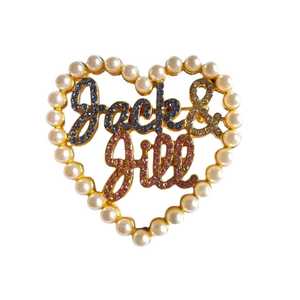 Broche de Perlas con Forma de Corazón y Letras con Pedrería, Joyería de Moda, Regalo para Mujer, Marca Jack and Jill - Product Image 1