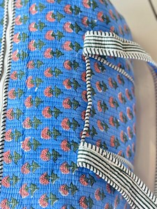 Bolsa de lona acolchada de algodón hecha a mano con elegante estampado en bloques, asas resistentes, ligera y espaciosa, perfecta para el fin de semana. - Product Image 3