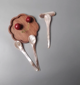 Cuillère élégante en nacre du Vietnam, fabriquée à la main à partir de coquillages, pour servir le caviar, les desserts, le café et la crème glacée. - Product Image 6