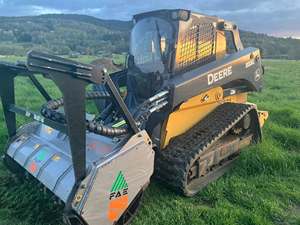 รถตักล้อยางขนาดเล็ก รุ่นพรีเมียม John Deere 333G พร้อมหัวตัดไม้สำหรับงานป่าไม้ ระบบไฮดรอลิกไหลแรง ระบบตีนตะขาบที่แข็งแรง และเครื่องตัดหญ้าที่เชื่อถือได้ - Product Image 5
