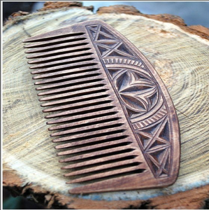 Peigne en bois courbé avec gravure en relief profond de motifs géométriques et floraux le long du dos, disponible en gros chez Natural Craf - Product Image 4