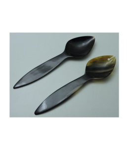 Ensemble de 2 cuillères à salade en corne, adaptées aux aliments, fabriquées à la main à partir de corne de buffle naturelle, au prix d'usine. - Product Image 5