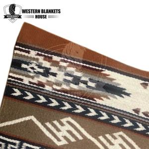 แผ่นรองอานม้าแบบกระโดดสไตล์ตะวันตกที่ปรับแต่งได้ ดีไซน์แบบอินเดียนแรนช์ ประดับด้วยกลิตเตอร์ ผ้าขนสัตว์นิวซีแลนด์ ผสมโพลีคอตตอน คุณภาพสูง - Product Image 4