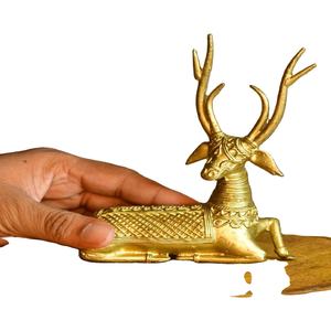 Dhokra latón ciervo sentado modelo escultura mesa superior pieza de exhibición para oficina y decoración del hogar precio al por mayor en la India - Product Image 1