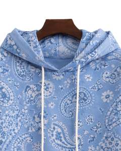 เสื้อฮู้ดดี้ผู้หญิงลายพิมพ์เพสลีย์สีฟ้าสกายบลูแบบกำหนดเอง ผ้าฝ้ายฟลีซ สวมใส่สบาย ผลิตตามสั่ง ผู้ผลิตเสื้อผ้าขายส่ง - Product Image 5