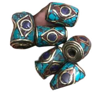 Cuentas de joyería tibetanas ovaladas con incrustaciones de aleación de cobre verde talladas a mano - Product Image 1