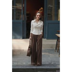Chemisier élégant kaki ajusté pour femme avec rabat poitrine et surpiqûres, manches longues, anti-plis, en coton durable, idéal pour le bureau A8071 - Product Image 1