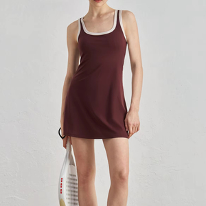 Robe de tennis personnalisée OEM pour femme, col carré, bordeaux et marron, avec bordure contrastante, robe athlétique avec short intégré, golf, pickleball - Product Image 1