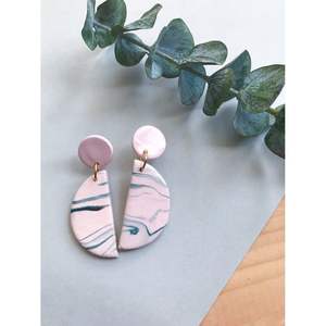 Pendientes de Resina Elegantes con Acabado Brillante, Diseño Moderno, Accesorios de Moda Duraderos y de Lujo, Diseñados por Artesanos Expertos, Moda de Cristal - Product Image 6