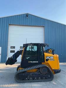 Cargadora compacta sobre orugas JCB Teleskid con un potente sistema hidráulico para un rendimiento de alta resistencia, diseñada para profesionales. - Product Image 1