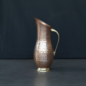 Luxuriöse Kupfer-Wasserkaraffe mit Gravurmuster Eleganter Servierkrug für Zuhause und Gastronomie - Product Image 2
