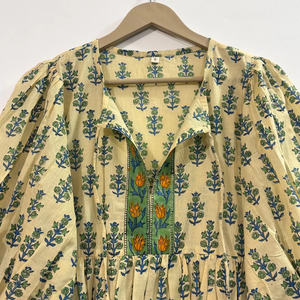 Tunique formelle en coton écologique imprimé à la main motif floral, col en V, manches 3/4, avec dentelle et ourlet à volants faits main, lavable et infroissable - Product Image 2
