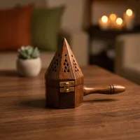 Brûleur d'encens pyramidal en bois unique avec un fermoir métallique sécurisé et une poignée profilée pour une portabilité sûre