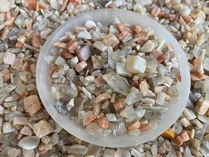 Figurine en cristal de pierre de lune polie en gros, thème ange, 3-5 mm, pour la décoration intérieure et les fêtes par AMAYRA CRYSTALS EXPORTS INDIA - Product Image 3
