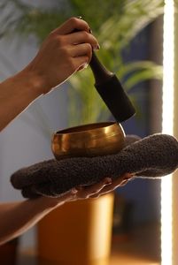 Bol de méditation artisanal en laiton avec marteau de frappe, conçu pour les enseignants de yoga, les thérapeutes sonores et les chakras - Product Image 3
