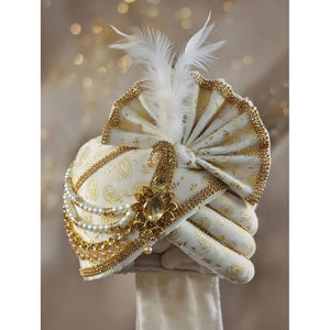 Sofá Real para Novio en Color Marfil y Dorado para Bodas |   Turbante Tradicional Indio Hecho a Mano con Perlas, Piedras y Plumas para Ceremonias - Product Image 4
