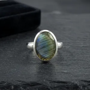 Anillo con Bisel de Labradorita Natural en Plata de Ley 925, Estilo Minimalista, Unisex, para Uso Diario, Joyería Hecha a Mano en India - Product Image 2