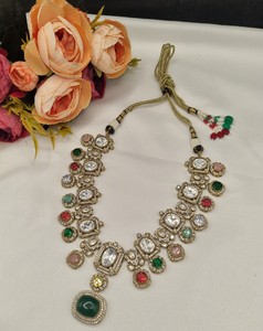 Parure de collier ras-du-cou et boucles d'oreilles pendantes assorties en pierre Kundan plaqué or antique, bijoux de mariage raffinés pour fournisseurs - Product Image 2