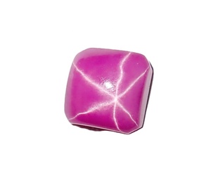Rubis Étoilé Rouge Carré 10x10 mm 7 Carats Créé en Laboratoire Poli Opaque Cabochon avec Effet Étoile à 6 Branches pour la Fabrication de Bijoux - Product Image 1