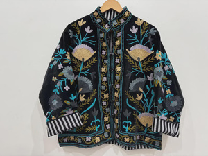 Chaqueta de terciopelo con bordado floral Suzani, abrigo estilo festival folclórico uzbeko con relleno de algodón para ropa exterior tipo bomber/duster a precio económico. - Product Image 3