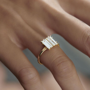 Anillo de compromiso de oro amarillo con dos piedras de circonita cúbica blanca talla baguette, anillo de aniversario para ella, anillo solitario Toi Et Moi de oro macizo de 10K - Product Image 1