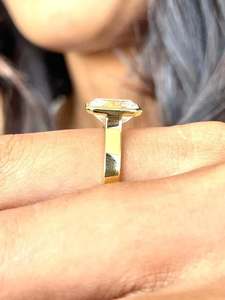 SATVIK RATNA Bague de Mariage Solitaire de Luxe en Or 14K avec Diamant de Laboratoire Certifié IGI Taille Émeraude 3 Carats et Bande Large Type Cigare - Product Image 6