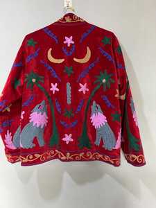 Veste en velours rouge faite main de qualité supérieure, brodée motif loup, style bohème Suzani floral, idéale pour les vacances, tenue de festival, manteau d'hiver - Product Image 2
