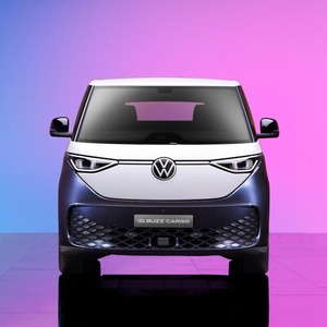 Excellent choix : Volkswagen ID Buzz, véhicule électrique MPV, sièges confortables, maniabilité fluide, intérieur spacieux et idéal pour les voyages en famille. - Product Image 1