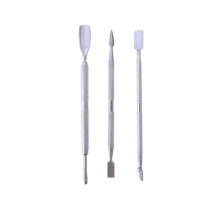 L'accessoire de soin des ongles, le repousse-cuticules, aide à améliorer l'hygiène des ongles, à façonner les cuticules et à garder les bords des ongles propres. - Product Image 1