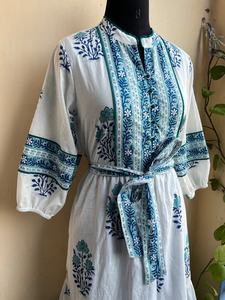 Vestido midi estampado a mano en blanco y azul, de algodón con estampado floral Mughal, estilo casual de verano, vestido largo maxi para mujer. - Product Image 5