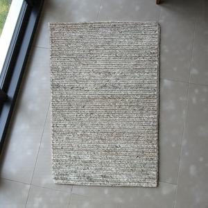 Alfombra de Lana Mezclada Gruesa Abstracta en Crema y Beige Hecha a Mano - Diseño Moderno, Ecológica y Apta para Mascotas, Tamaños Personalizados Disponibles - Product Image 4