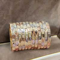 Vente en gros Ensemble de bracelets formés en plaqué or 3 tons, ensemble de bracelets en laiton tricolores, bracelets en or multitons, bijoux de bracelets de mode.