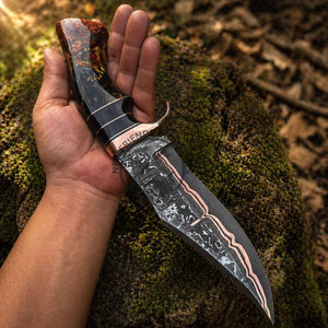 Nouveau couteau de chasse multi-usage en acier Damas cuivré fait main, lame fixe de 8 pouces, haute dureté, manche en résine avec garde en cuivre - Product Image 2