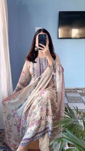 ชุดคุर्ติผ้าไหมสีม่วงไลแลค ดีไซน์เนอร์ออกแบบอย่างสวยงาม ตกแต่งด้วยลายพิมพ์ดิจิทัล งานปักมือ และงานฝีมือ - Product Image 1
