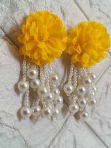 Pendientes de Perlas Florales Amarillos con Latkan |   Joyería para Bodas Indias/Pakistaníes, Haldi y Mehendi |   Recuerdo de Boda |   Joyería de Bollywood - Product Image 6