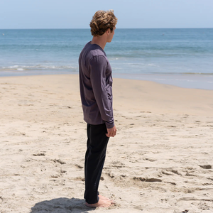 Camiseta de Manga Larga para Hombre, Color Morado Deslavado, 100% Algodón Orgánico de Lujo, Cuello en V, Preencogida, Certificada por GOTS, Ajuste Premium y Transpirable - Product Image 5