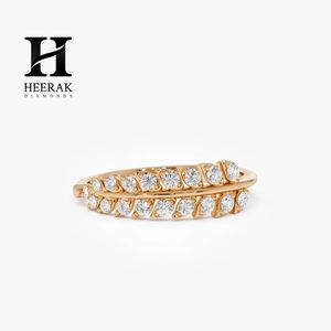 Bague de luxe en or jaune 14 carats avec feuille de branche d'olivier et diamant de laboratoire, motif plume botanique, style bypass, bague statement - Product Image 4