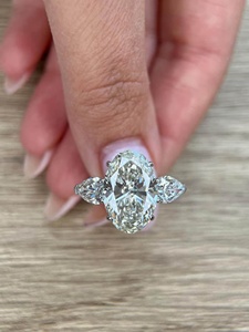 Anillo de Compromiso con Tres Piedras de Diamante Ovalado Cultivado en Laboratorio de 10 Quilates, Certificado por IGI - Product Image 1