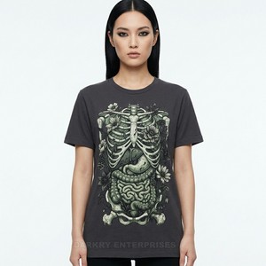 T-shirt esthétique pour femme avec motif floral de poitrine squelettique, art osseux anatomique, en coton personnalisé, style nature gothique - Product Image 1