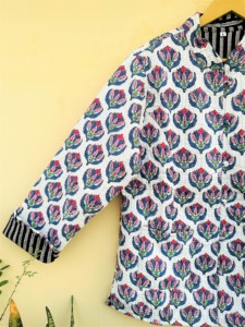 เสื้อแจ็คเก็ตผ้าฝ้ายลายดอกไม้แบบกลับด้านได้ เป็นมิตรกับสิ่งแวดล้อม |   เสื้อคลุมผู้หญิงทำมือ ผ้าหนานุ่ม พิมพ์ลายบล็อกด้วยมือ |   การแต่งตัวแบบเลเยอร์แบบสบายๆ - Product Image 2