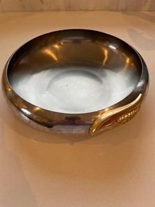 Cuenco decorativo minimalista con acabado plateado y diseño de hojas doradas para la decoración de la mesa de entrada, para un estilo que deja una primera impresión. - Product Image 3