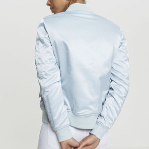 เสื้อแจ็คเก็ตบอมเบอร์ผ้าซาตินโพลีเอสเตอร์สีฟ้าอ่อนแบบกำหนดเอง เสื้อผ้ากีฬา แขนเสื้อแบบย้อมสีพื้น มีซิปและกระเป๋าเสื้อ - Product Image 4