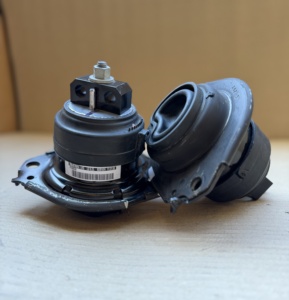 Support moteur central MOPAR d'origine en gros pour Fiat 124 Spider (1966-1985) – Pièce auto en métal et caoutchouc - Product Image 3