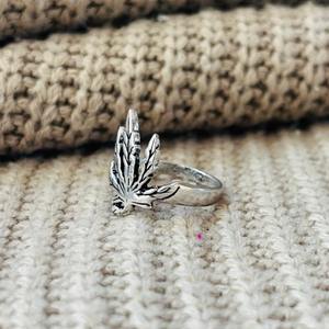 Bague en laiton feuille de cannabis style bohème, plaqué argent oxydé, faite à la main, vente en gros pour hommes - Product Image 5
