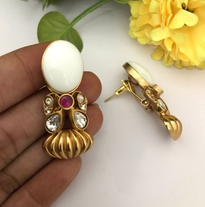 Pendientes de Moissanita con Baño de Oro y Latón de Primera Calidad, Estilo Kundan, para Mujer, Colección para Bodas y Fiestas - Product Image 4